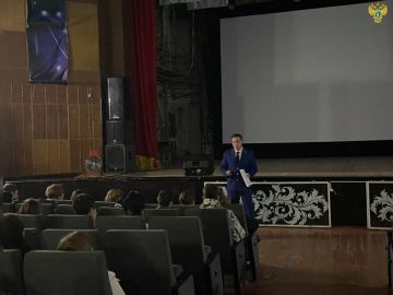 Представители прокуратуры Приморского района совместно с молодежной общественной организацией «Юг Молодой» организовали и провели в доме культуры просветительское мероприятие для учащихся, которое было направлено на...