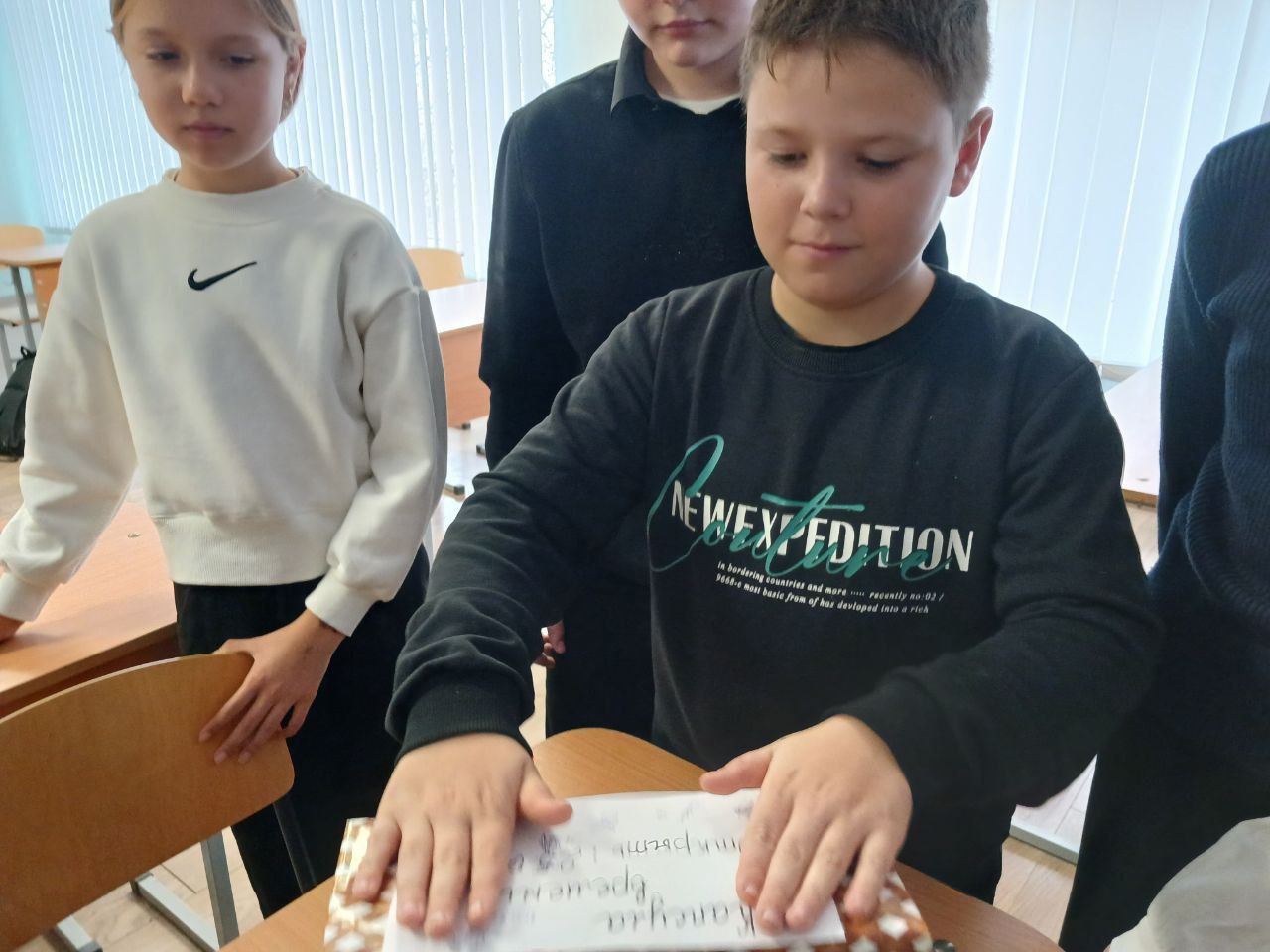 #нам_пишут. Письмо в будущее: наша капсула времени отправилась в 2035 год! В Новоданиловской школе №32 прошла удивительная акция — мы создали и запечатали «Капсулу времени» с письмами в будущее! Наши ученики погрузились в... #нам_пишут. Письмо в будущее: наша капсула времени отправилась в 2035 год! В Новоданиловской школе №32 прошла удивительная акция — мы создали и запечатали «Капсулу времени» с письмами в будущее! Наши ученики погрузились в...