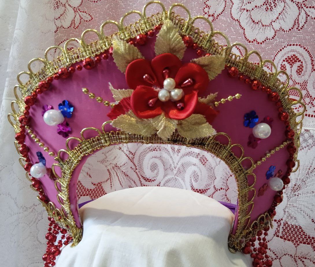 Любительское объединение «Позитив» (взрослая группа) клуба досуга представляет свой регион на Всероссийском конкурсе кокошников «КОРУНА» Любительское объединение «Позитив» (взрослая группа) клуба досуга представляет свой регион на Всероссийском конкурсе кокошников «КОРУНА»