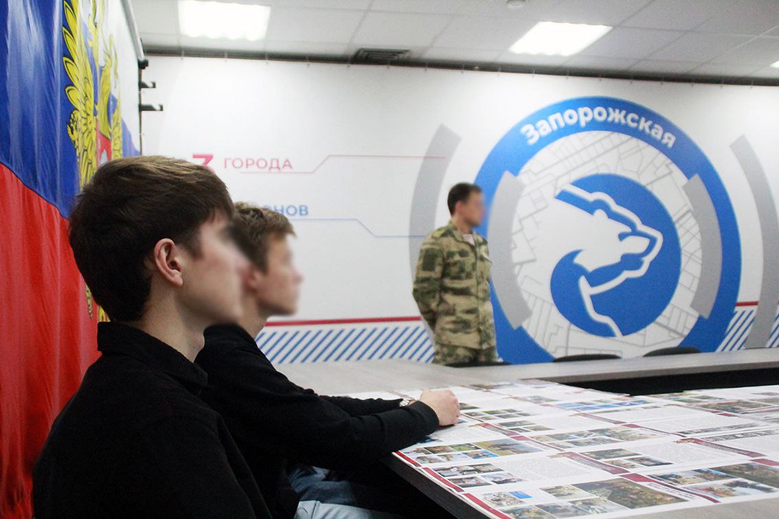 В Мелитополе «Единая Россия» и Росгвардия организовали день открытых дверей в штабе общественной поддержки Единой России В Мелитополе «Единая Россия» и Росгвардия организовали день открытых дверей в штабе общественной поддержки Единой России