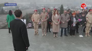 В Мелитополе состоялось возложение цветов к стеле на площади Победы