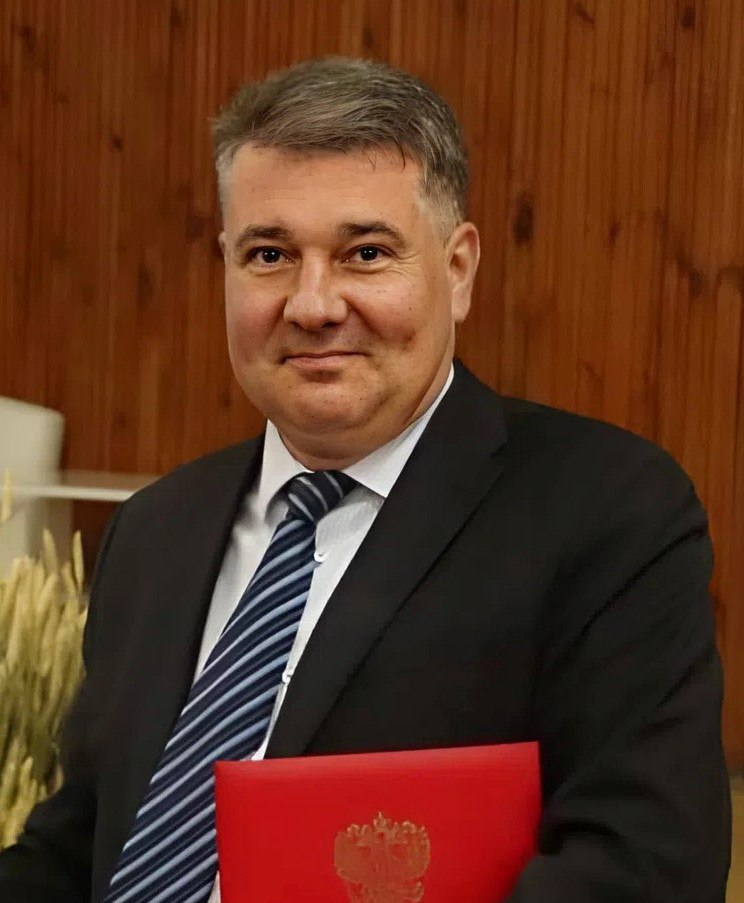 Сегодня, 15 ноября, свой день рождения отмечает Дмитрий Емельянов