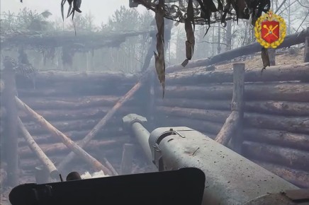 Наши артиллеристы работают из Д-30 по противнику на правом берегу Днепра