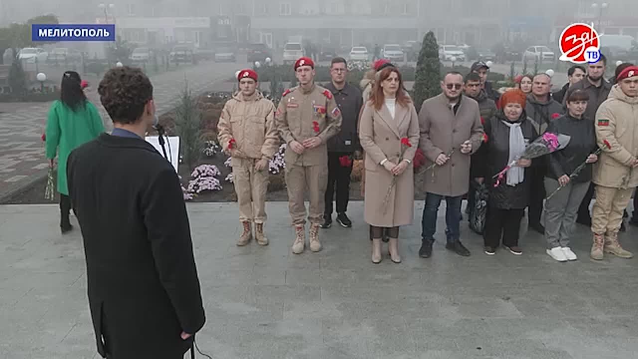 В Мелитополе состоялось возложение цветов к стеле на площади Победы