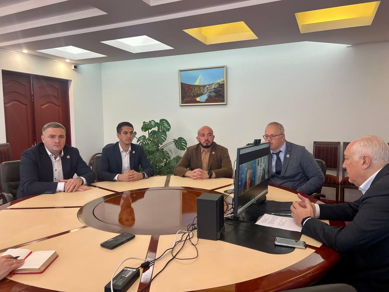 В формате видеоконференции прошло рабочее совещание главы Черниговского муниципального округа области Илоны Щипенко и мэра Владикавказа Вячеслава Мильдзихова В формате видеоконференции прошло рабочее совещание главы Черниговского муниципального округа области Илоны Щипенко и мэра Владикавказа Вячеслава Мильдзихова