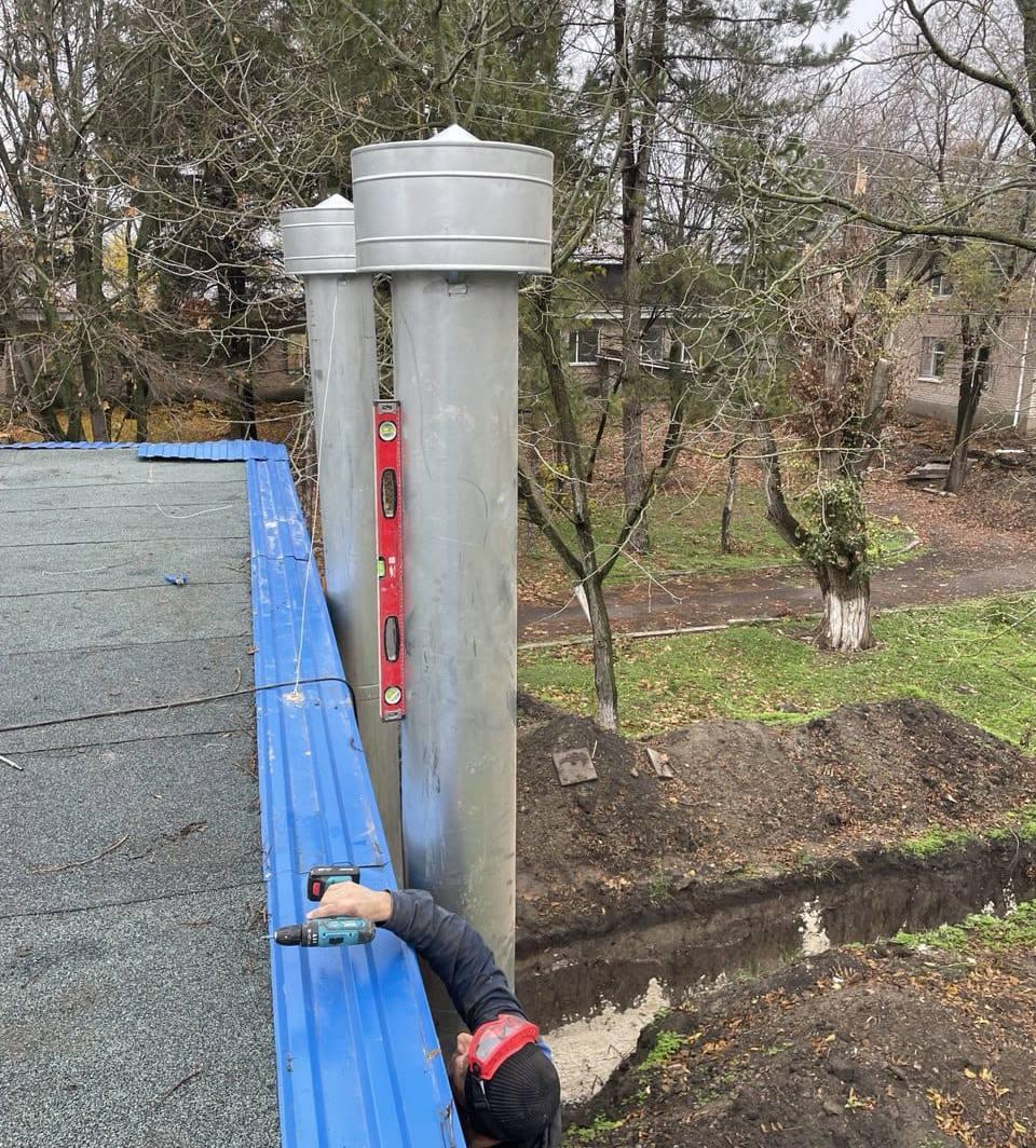 Бригада из Дагестана установила дымоотвод в новой котельной Тимошевского Дома культуры Бригада из Дагестана установила дымоотвод в новой котельной Тимошевского Дома культуры