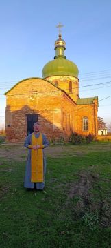 Представители «Единой России» и областного суда передали гуманитарную помощь прихожанам храма в Приазовском районе