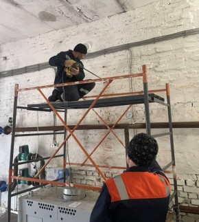 Бригада из Дагестана установила дымоотвод в новой котельной Тимошевского Дома культуры
