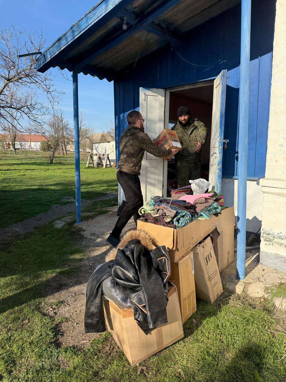 Представители «Единой России» и областного суда передали гуманитарную помощь прихожанам храма в Приазовском районе Представители «Единой России» и областного суда передали гуманитарную помощь прихожанам храма в Приазовском районе