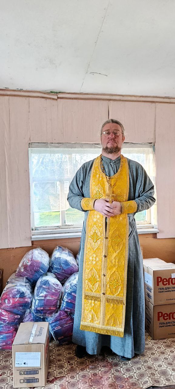 Представители «Единой России» и областного суда передали гуманитарную помощь прихожанам храма в Приазовском районе Представители «Единой России» и областного суда передали гуманитарную помощь прихожанам храма в Приазовском районе