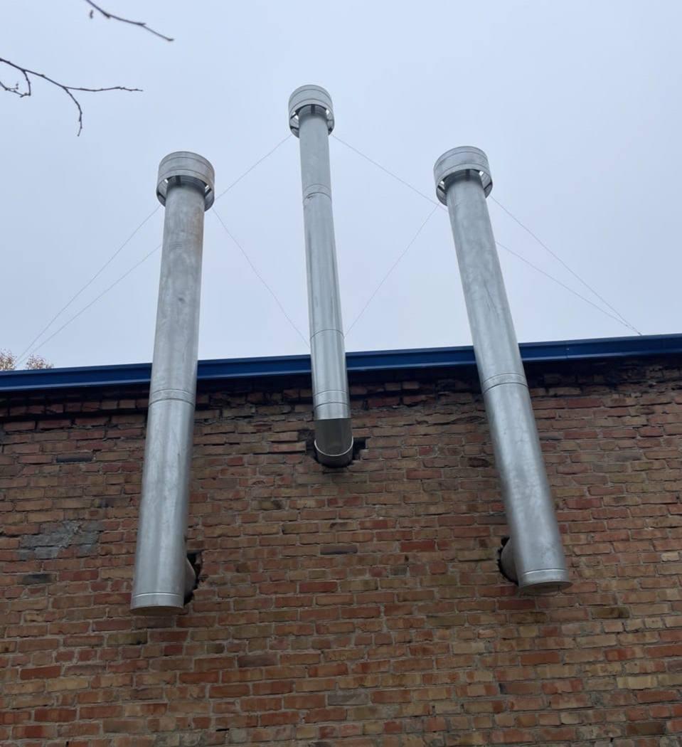 Бригада из Дагестана установила дымоотвод в новой котельной Тимошевского Дома культуры Бригада из Дагестана установила дымоотвод в новой котельной Тимошевского Дома культуры