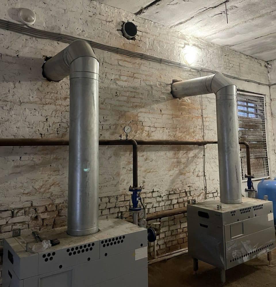 Бригада из Дагестана установила дымоотвод в новой котельной Тимошевского Дома культуры Бригада из Дагестана установила дымоотвод в новой котельной Тимошевского Дома культуры