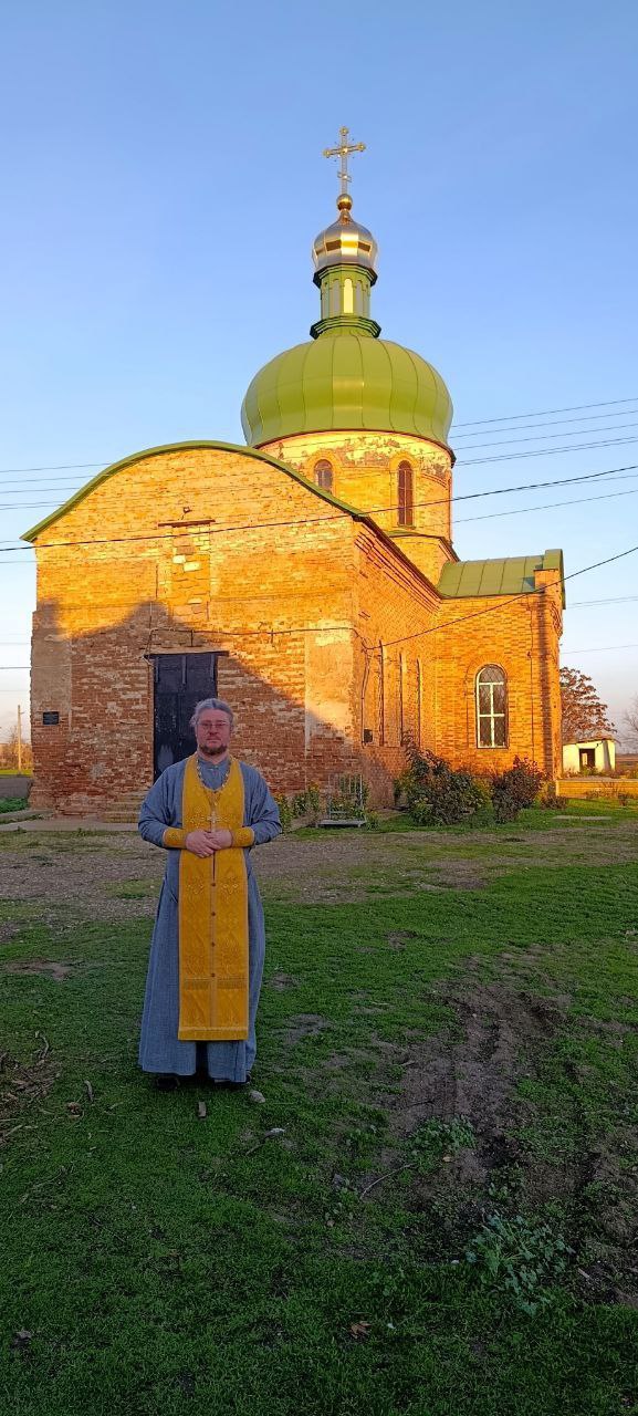 Представители «Единой России» и областного суда передали гуманитарную помощь прихожанам храма в Приазовском районе