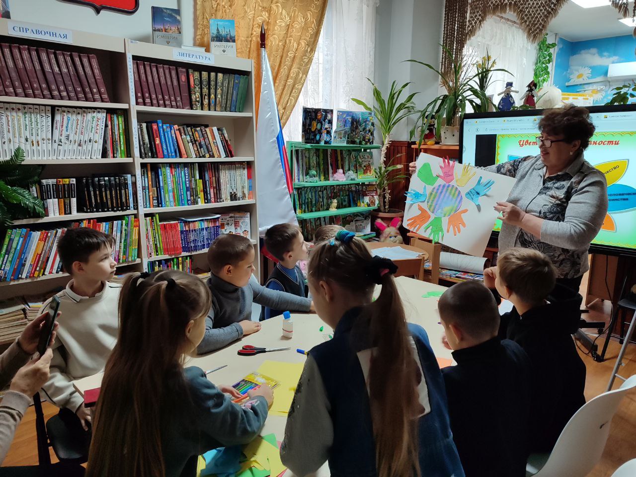 В Токмакской городской библиотеке-филиале прошёл час общения «Мы разные, но мы вместе», приуроченный к Международному дню толерантности В Токмакской городской библиотеке-филиале прошёл час общения «Мы разные, но мы вместе», приуроченный к Международному дню толерантности