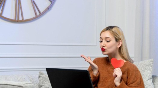 Соблазнительный обман. МВД перечислило схемы мошенничества на сайтах знакомств