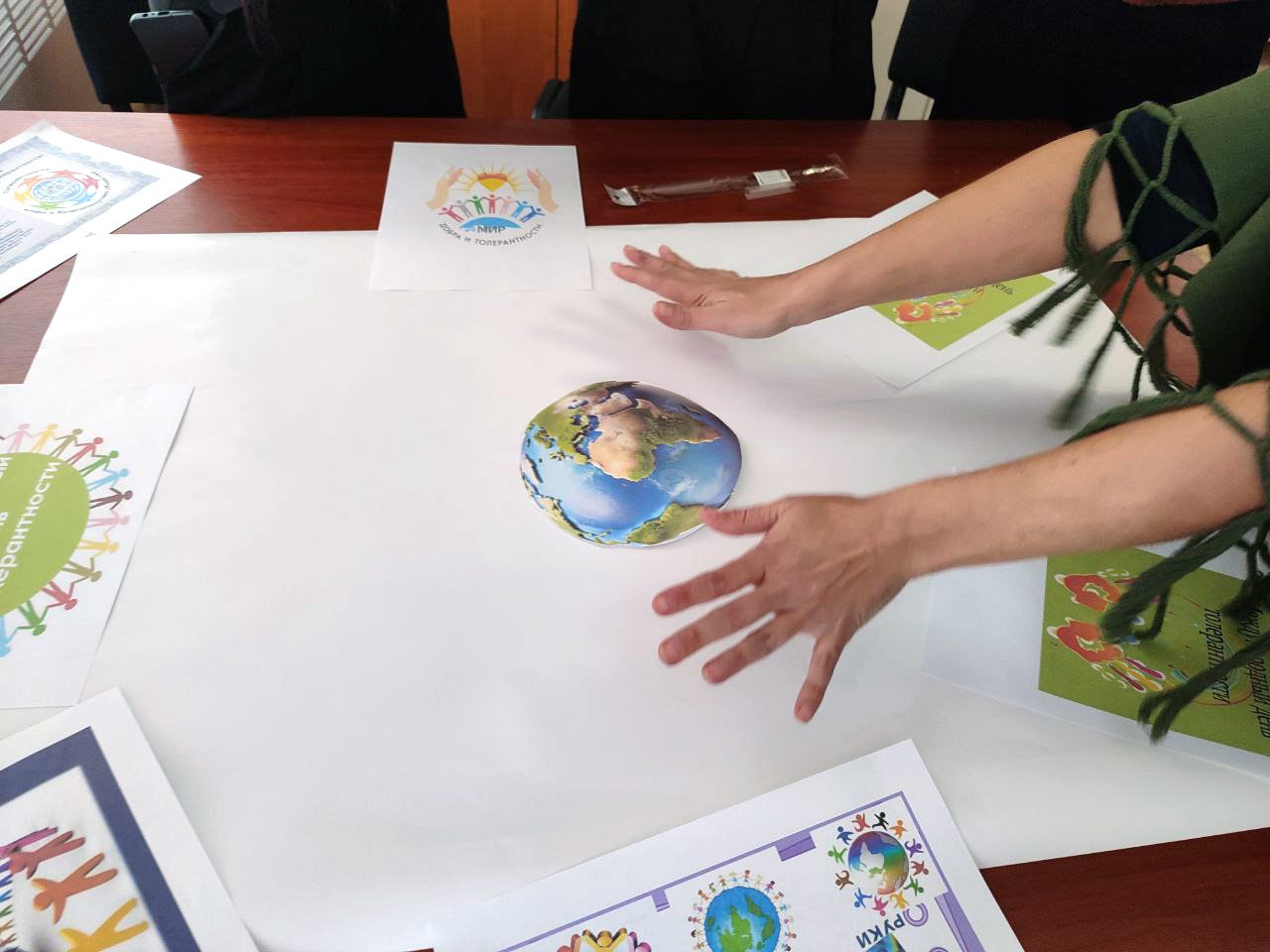 Плодородненская библиотека провела урок толерантности Плодородненская библиотека провела урок толерантности