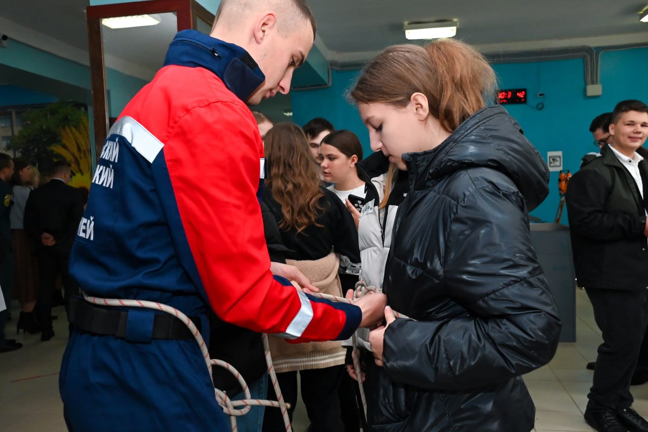 В Приморском колледже МелГУ прошло профориентационное мероприятие для школьников, посвящённое двум новым дисциплинам — «Защите в чрезвычайных ситуациях» и «Пожарной безопасности» В Приморском колледже МелГУ прошло профориентационное мероприятие для школьников, посвящённое двум новым дисциплинам — «Защите в чрезвычайных ситуациях» и «Пожарной безопасности»