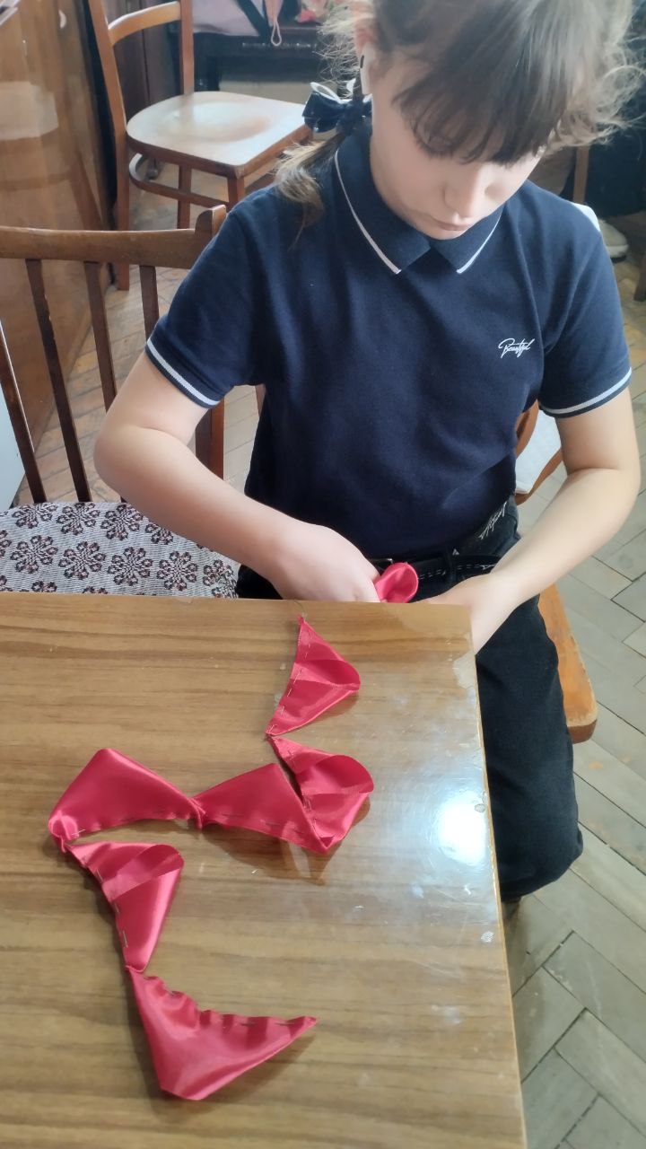 В Приазовском ДК на кружке " Вышивка лентами " кипит работа сегодня девочки приготовили для своих мам подарки: нежную розу, созданную из атласных лепестков и игольницу в виде уютных "тапочек" В Приазовском ДК на кружке " Вышивка лентами " кипит работа сегодня девочки приготовили для своих мам подарки: нежную розу, созданную из атласных лепестков и игольницу в виде уютных "тапочек"