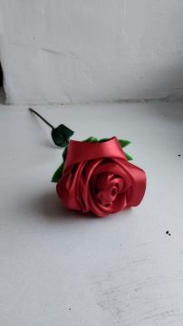 В Приазовском ДК на кружке " Вышивка лентами " кипит работа сегодня девочки приготовили для своих мам подарки: нежную розу, созданную из атласных лепестков и игольницу в виде уютных "тапочек"