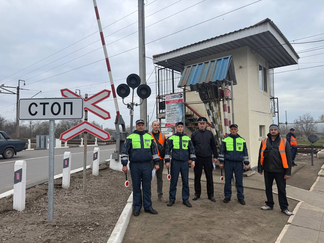 На железнодорожном переезде, расположенном вблизи густонаселенного района, сотрудники Госавтоинспекции провели профилактическое мероприятие, направленное на повышение безопасности дорожного движения