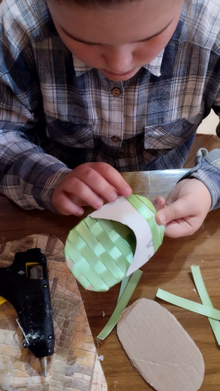 В Приазовском ДК на кружке " Вышивка лентами " кипит работа сегодня девочки приготовили для своих мам подарки: нежную розу, созданную из атласных лепестков и игольницу в виде уютных "тапочек" В Приазовском ДК на кружке " Вышивка лентами " кипит работа сегодня девочки приготовили для своих мам подарки: нежную розу, созданную из атласных лепестков и игольницу в виде уютных "тапочек"