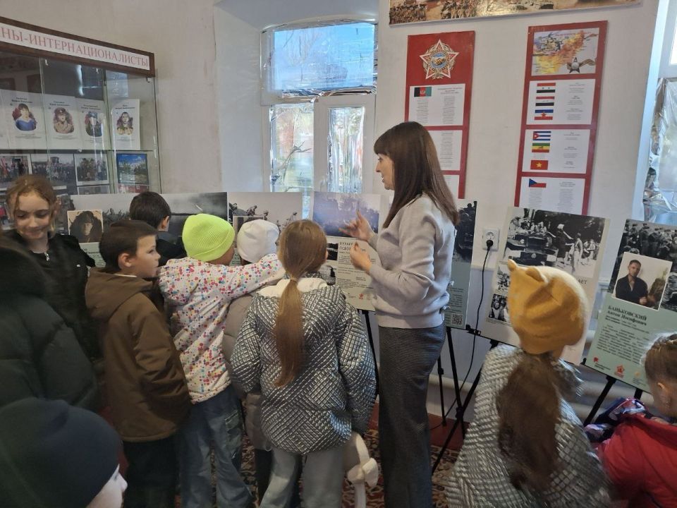 В Акимовском районном историко-краеведческом музее с 10 по 14 ноября экспонировалась выставка, посвященная памяти Героев в Великой Отечественной войне «Освободители Европы» В Акимовском районном историко-краеведческом музее с 10 по 14 ноября экспонировалась выставка, посвященная памяти Героев в Великой Отечественной войне «Освободители Европы»