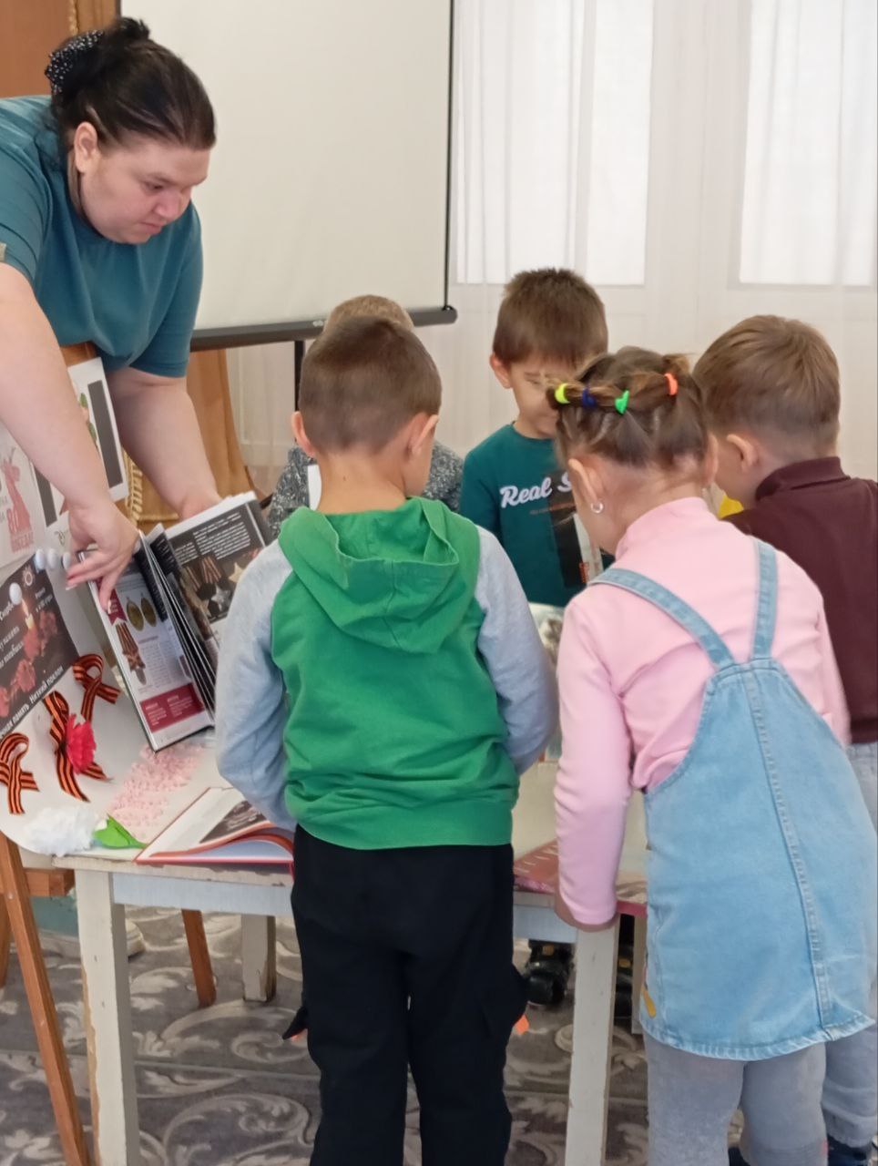 В рамках плана мероприятий, посвященных Году защитника Отечества, Ботиевская библиотека провела мероприятие в детском саду " Солнышко " тематическая книжная выставка " И память о войне нам оставляет книга ". Для... В рамках плана мероприятий, посвященных Году защитника Отечества, Ботиевская библиотека провела мероприятие в детском саду " Солнышко " тематическая книжная выставка " И память о войне нам оставляет книга ". Для...