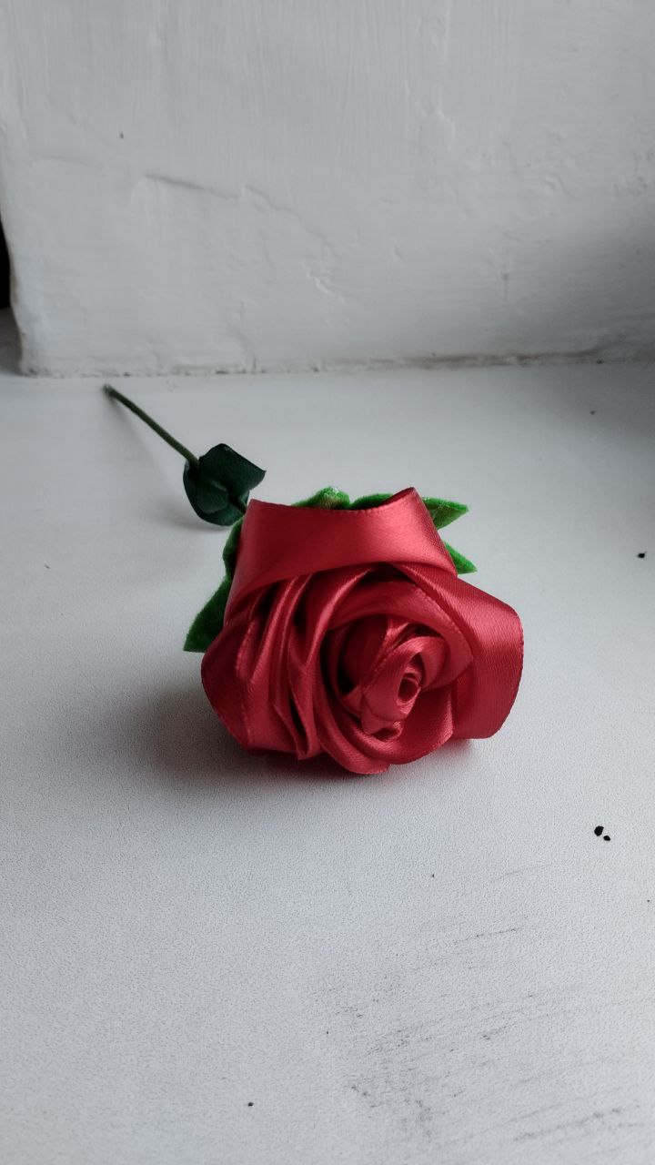 В Приазовском ДК на кружке " Вышивка лентами " кипит работа сегодня девочки приготовили для своих мам подарки: нежную розу, созданную из атласных лепестков и игольницу в виде уютных "тапочек"