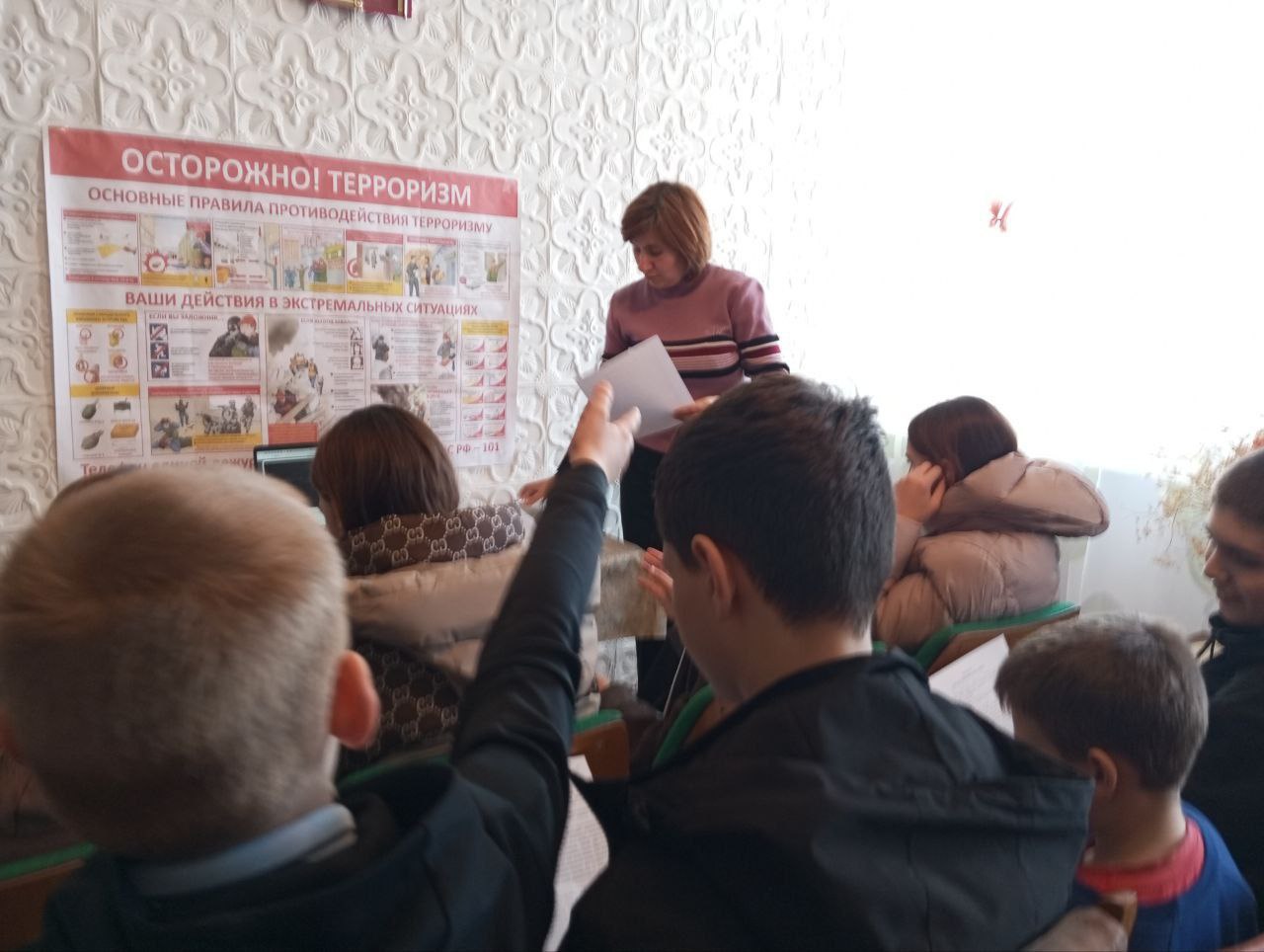 14 ноября сотрудники Новоалексеевского сельского клуба организовали для разновозрастного населения лекцию на тему «Осторожно: терроризм! Ваши действия в экстремальных ситуациях. Как вести себя при обрушении здания» 14 ноября сотрудники Новоалексеевского сельского клуба организовали для разновозрастного населения лекцию на тему «Осторожно: терроризм! Ваши действия в экстремальных ситуациях. Как вести себя при обрушении здания»