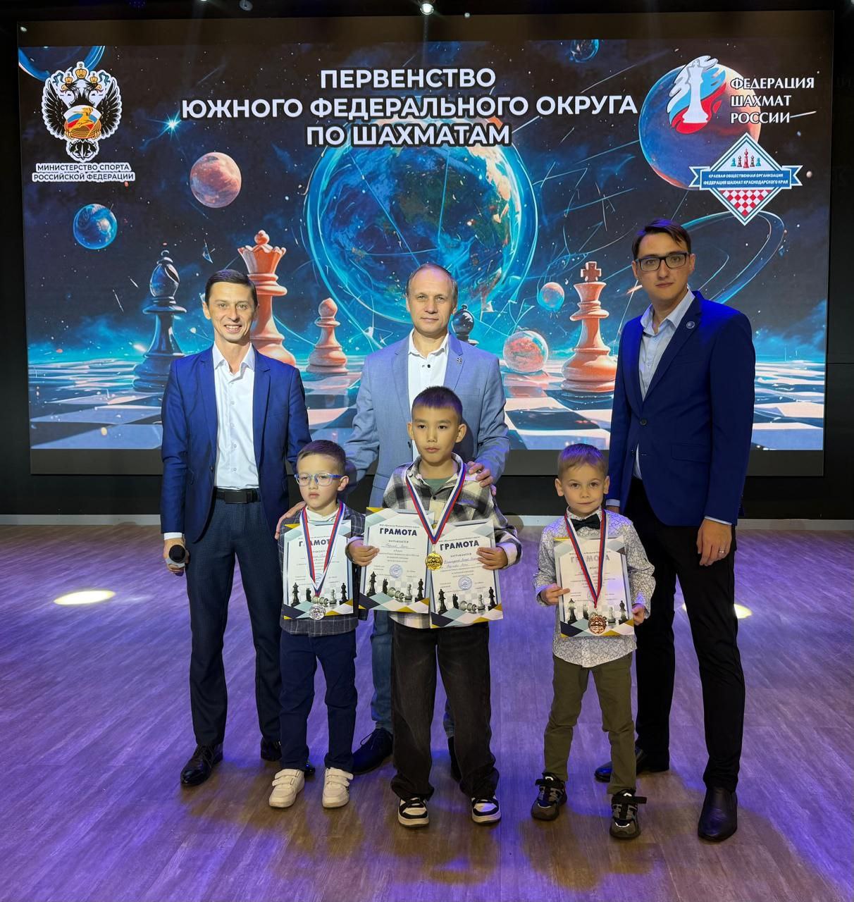 В курортном пгт Джубга Краснодарского края прошло первенство Южного федерального округа по шахматам среди мальчиков и девочек в возрастных категориях до 9 лет, 11 лет, 13 лет, юношей и девушек до 15 лет, 17 лет и 19 лет В курортном пгт Джубга Краснодарского края прошло первенство Южного федерального округа по шахматам среди мальчиков и девочек в возрастных категориях до 9 лет, 11 лет, 13 лет, юношей и девушек до 15 лет, 17 лет и 19 лет