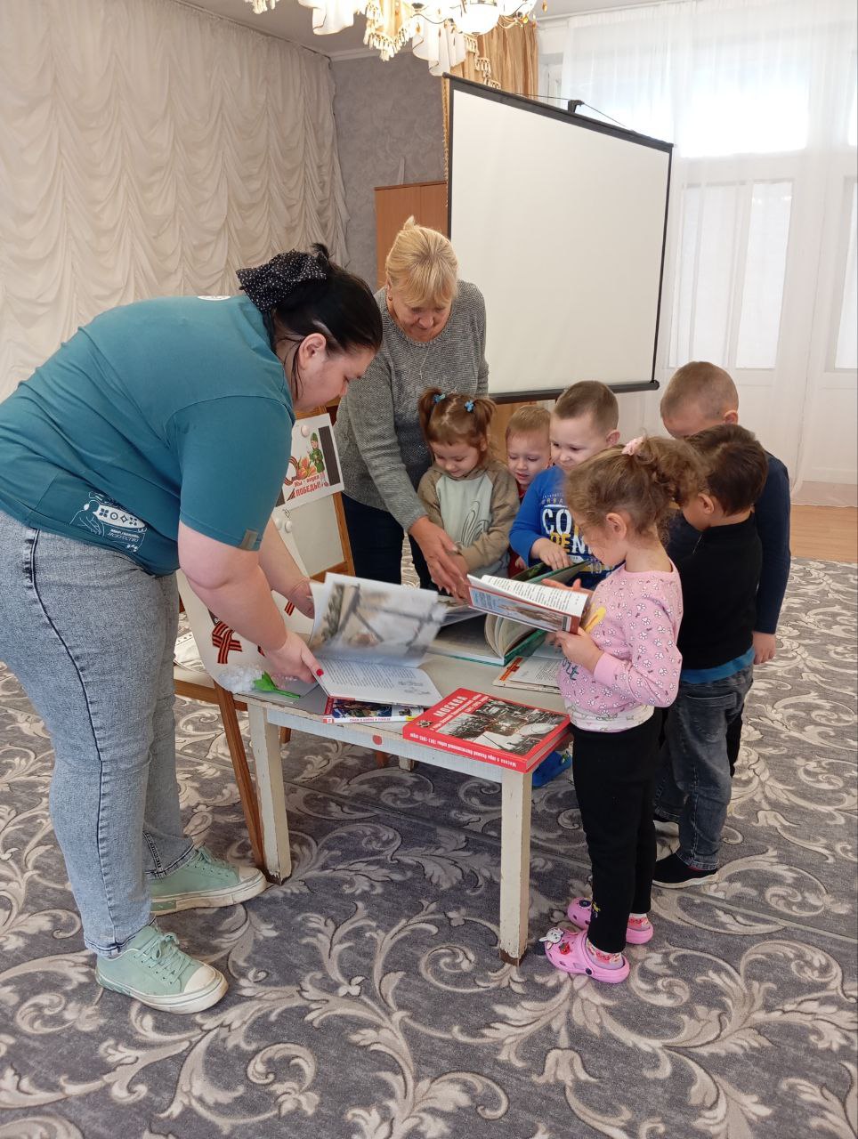 В рамках плана мероприятий, посвященных Году защитника Отечества, Ботиевская библиотека провела мероприятие в детском саду " Солнышко " тематическая книжная выставка " И память о войне нам оставляет книга ". Для... В рамках плана мероприятий, посвященных Году защитника Отечества, Ботиевская библиотека провела мероприятие в детском саду " Солнышко " тематическая книжная выставка " И память о войне нам оставляет книга ". Для...