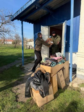 Сотрудники Запорожского областного суда, Совета судей и представители «Единой России» передали гуманитарную помощь прихожанам храма в Приазовском районе