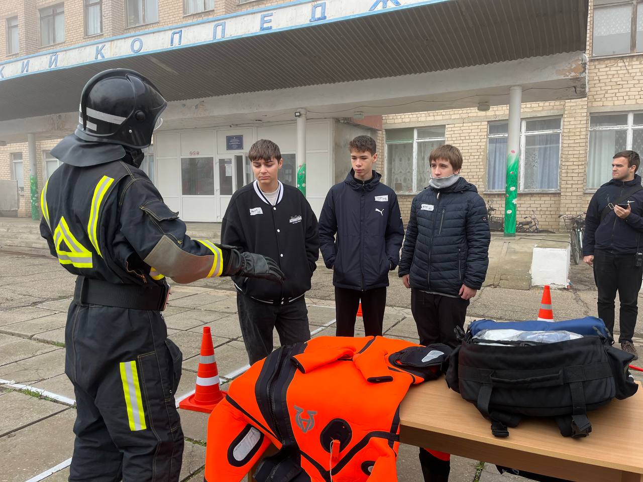 В Приморском колледже МелГУ прошло профориентационное мероприятие для школьников, посвящённое двум новым дисциплинам — «Защите в чрезвычайных ситуациях» и «Пожарной безопасности» В Приморском колледже МелГУ прошло профориентационное мероприятие для школьников, посвящённое двум новым дисциплинам — «Защите в чрезвычайных ситуациях» и «Пожарной безопасности»