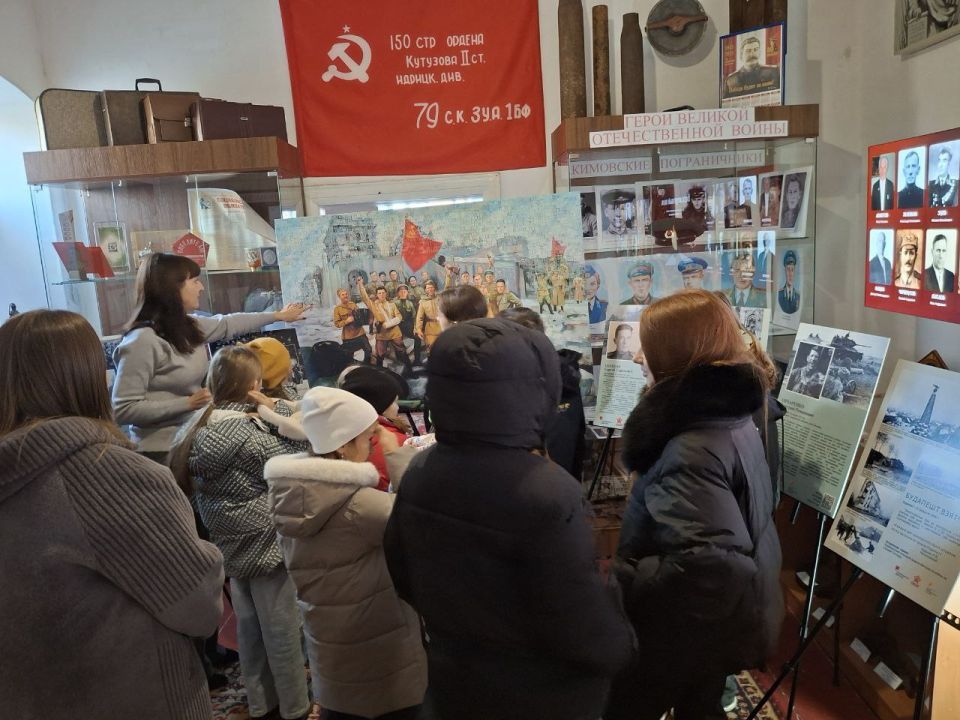 В Акимовском районном историко-краеведческом музее с 10 по 14 ноября экспонировалась выставка, посвященная памяти Героев в Великой Отечественной войне «Освободители Европы» В Акимовском районном историко-краеведческом музее с 10 по 14 ноября экспонировалась выставка, посвященная памяти Героев в Великой Отечественной войне «Освободители Европы»