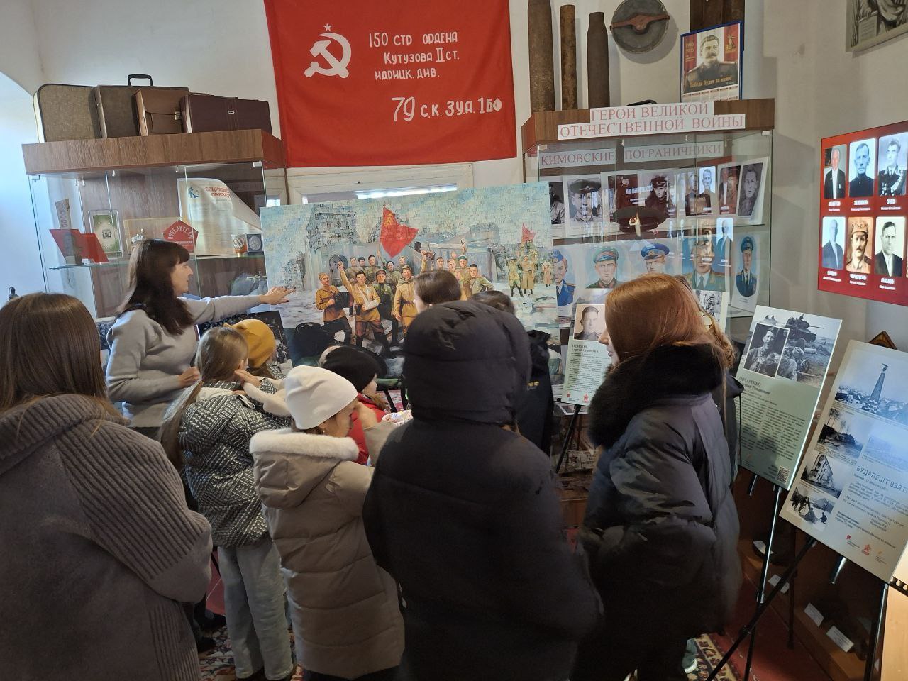 В Акимовском районном историко-краеведческом музее с 10 по 14 ноября экспонировалась выставка, посвященная памяти Героев в Великой Отечественной войне «Освободители Европы» В Акимовском районном историко-краеведческом музее с 10 по 14 ноября экспонировалась выставка, посвященная памяти Героев в Великой Отечественной войне «Освободители Европы»