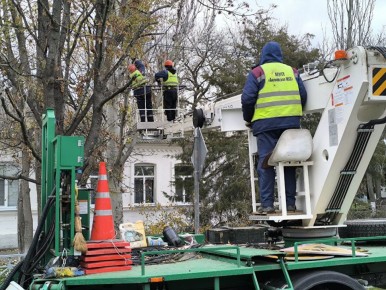 Коммунальщики МУП «Акимовское ЖКХ» и аварийная бригада шеф-региона Ярославской области продолжают работы по обрезке деревьев вдоль линий электропередач и столбов уличного освещения