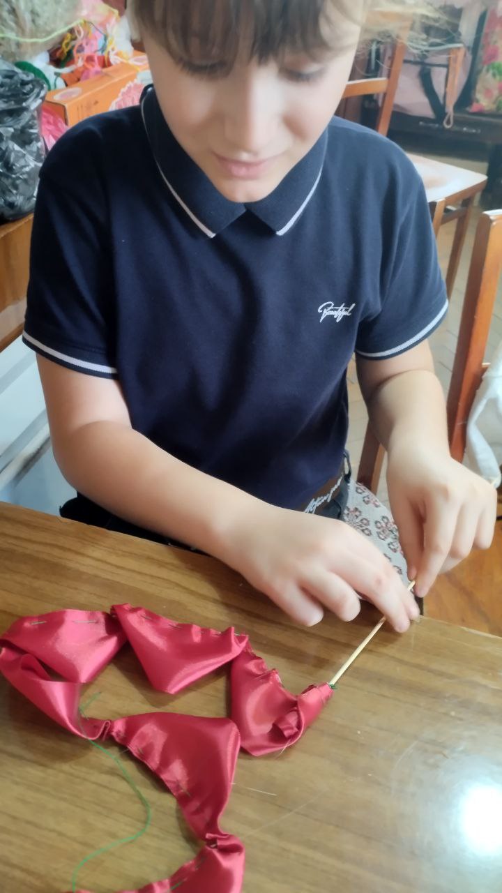 В Приазовском ДК на кружке " Вышивка лентами " кипит работа сегодня девочки приготовили для своих мам подарки: нежную розу, созданную из атласных лепестков и игольницу в виде уютных "тапочек" В Приазовском ДК на кружке " Вышивка лентами " кипит работа сегодня девочки приготовили для своих мам подарки: нежную розу, созданную из атласных лепестков и игольницу в виде уютных "тапочек"