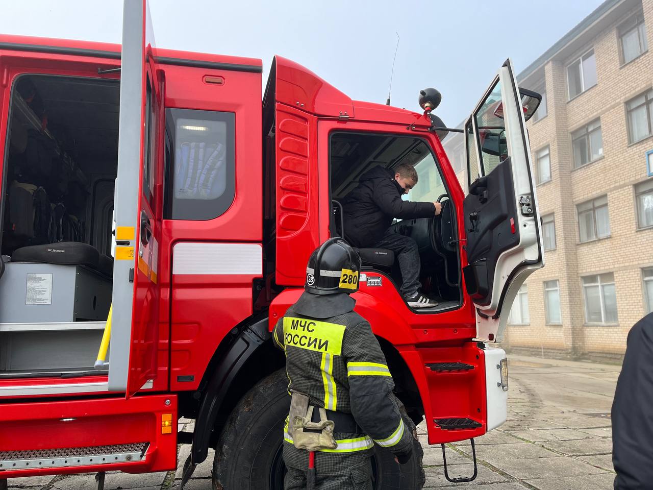 В Приморском колледже МелГУ прошло профориентационное мероприятие для школьников, посвящённое двум новым дисциплинам — «Защите в чрезвычайных ситуациях» и «Пожарной безопасности» В Приморском колледже МелГУ прошло профориентационное мероприятие для школьников, посвящённое двум новым дисциплинам — «Защите в чрезвычайных ситуациях» и «Пожарной безопасности»