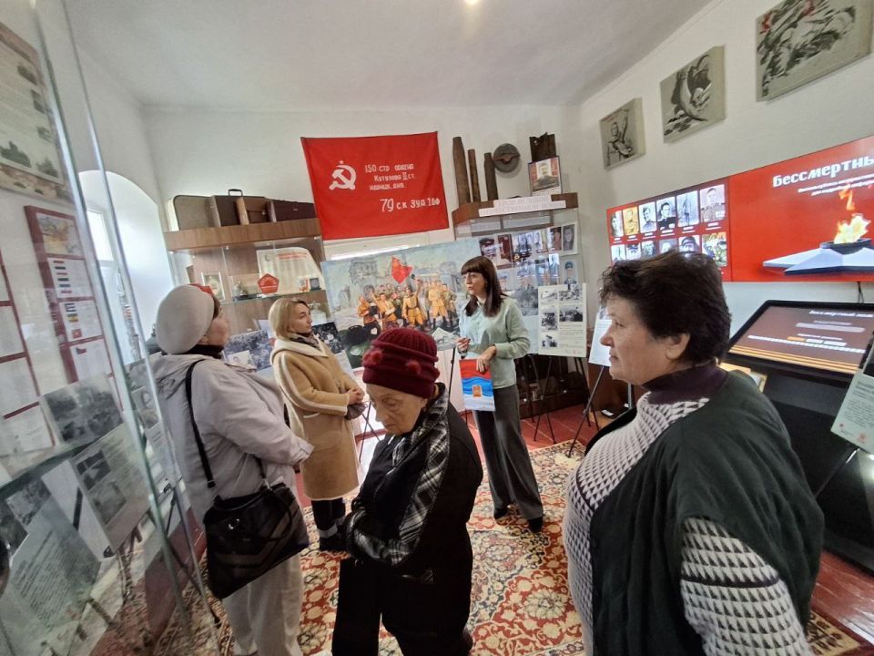 В Акимовском районном историко-краеведческом музее с 10 по 14 ноября экспонировалась выставка, посвященная памяти Героев в Великой Отечественной войне «Освободители Европы» В Акимовском районном историко-краеведческом музее с 10 по 14 ноября экспонировалась выставка, посвященная памяти Героев в Великой Отечественной войне «Освободители Европы»