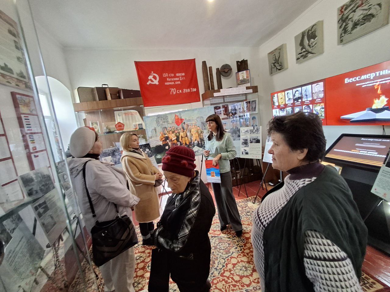 В Акимовском районном историко-краеведческом музее с 10 по 14 ноября экспонировалась выставка, посвященная памяти Героев в Великой Отечественной войне «Освободители Европы» В Акимовском районном историко-краеведческом музее с 10 по 14 ноября экспонировалась выставка, посвященная памяти Героев в Великой Отечественной войне «Освободители Европы»