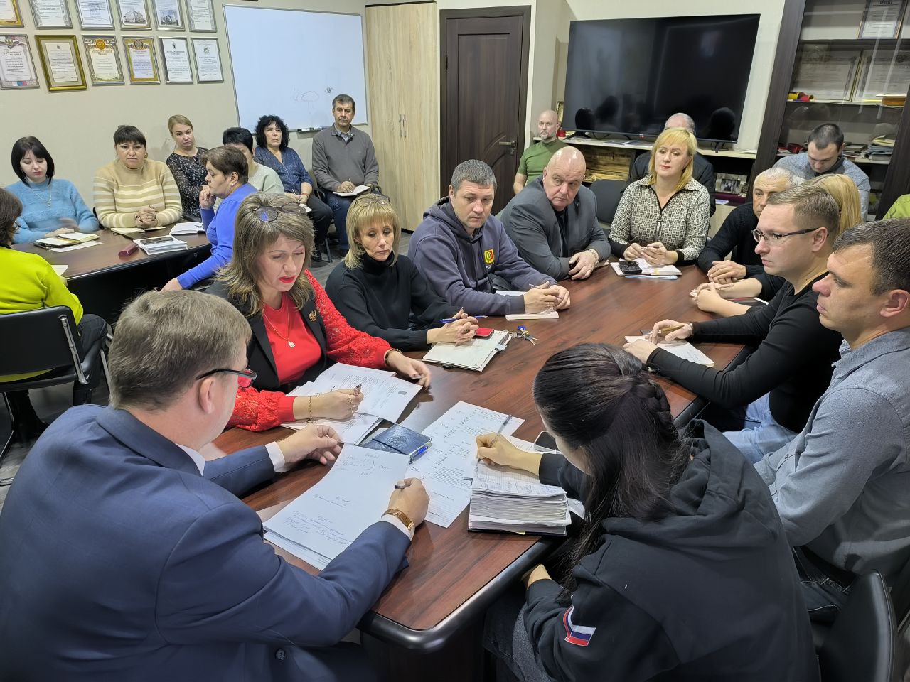 Оперативное совещание с аппаратом, шеф-регионом и начальниками отделов администрации провел глава Акимовского муниципального округа Александр Трудоношин Оперативное совещание с аппаратом, шеф-регионом и начальниками отделов администрации провел глава Акимовского муниципального округа Александр Трудоношин