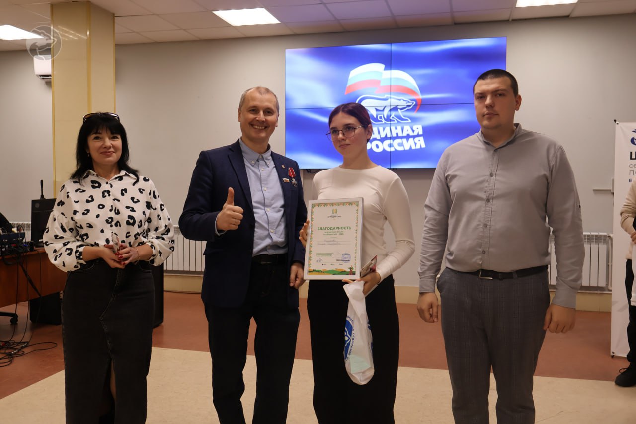 В Запорожской области представители «Единой России» наградили победителей всероссийского «Агродиктанта» В Запорожской области представители «Единой России» наградили победителей всероссийского «Агродиктанта»