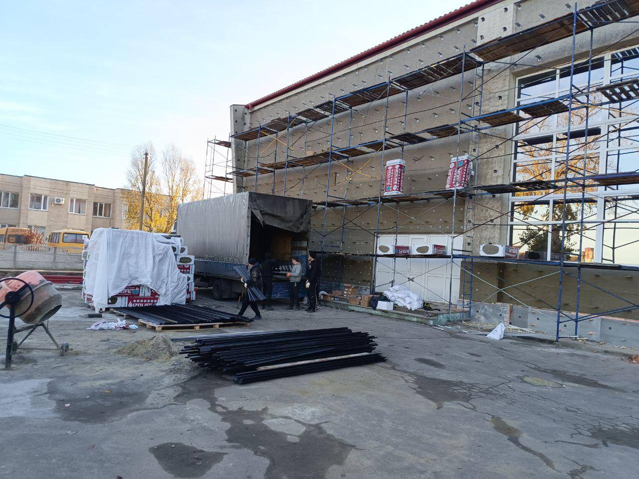 Подрядчик из Архангельской области продолжает благоустройство Терпеньевского Дома культуры