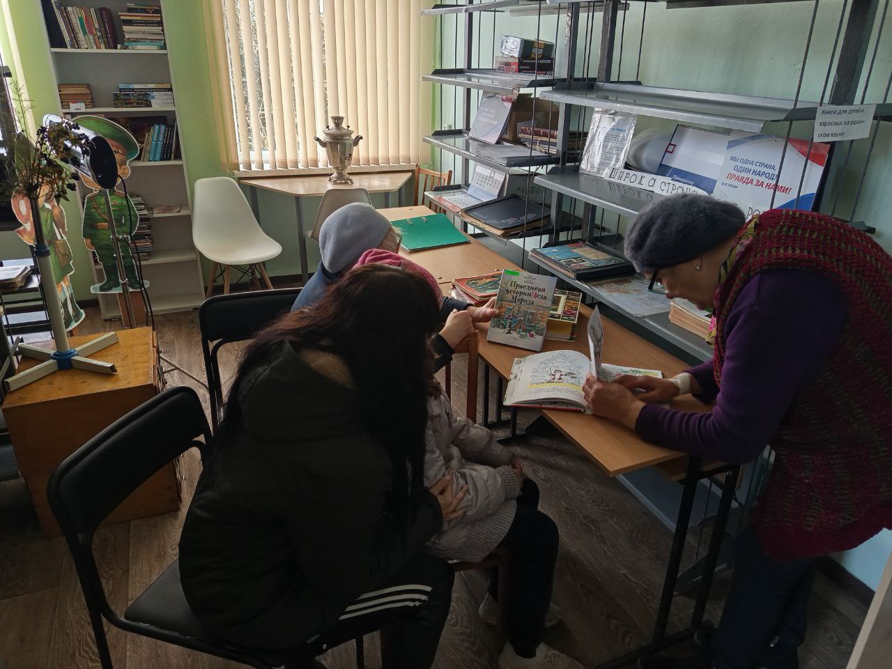 Сотрудники Зеленовских сельских клуба и библиотеки знакомили ребят и их родителей с Днем рождения деда Мороза, который приходится на 18 ноября Сотрудники Зеленовских сельских клуба и библиотеки знакомили ребят и их родителей с Днем рождения деда Мороза, который приходится на 18 ноября