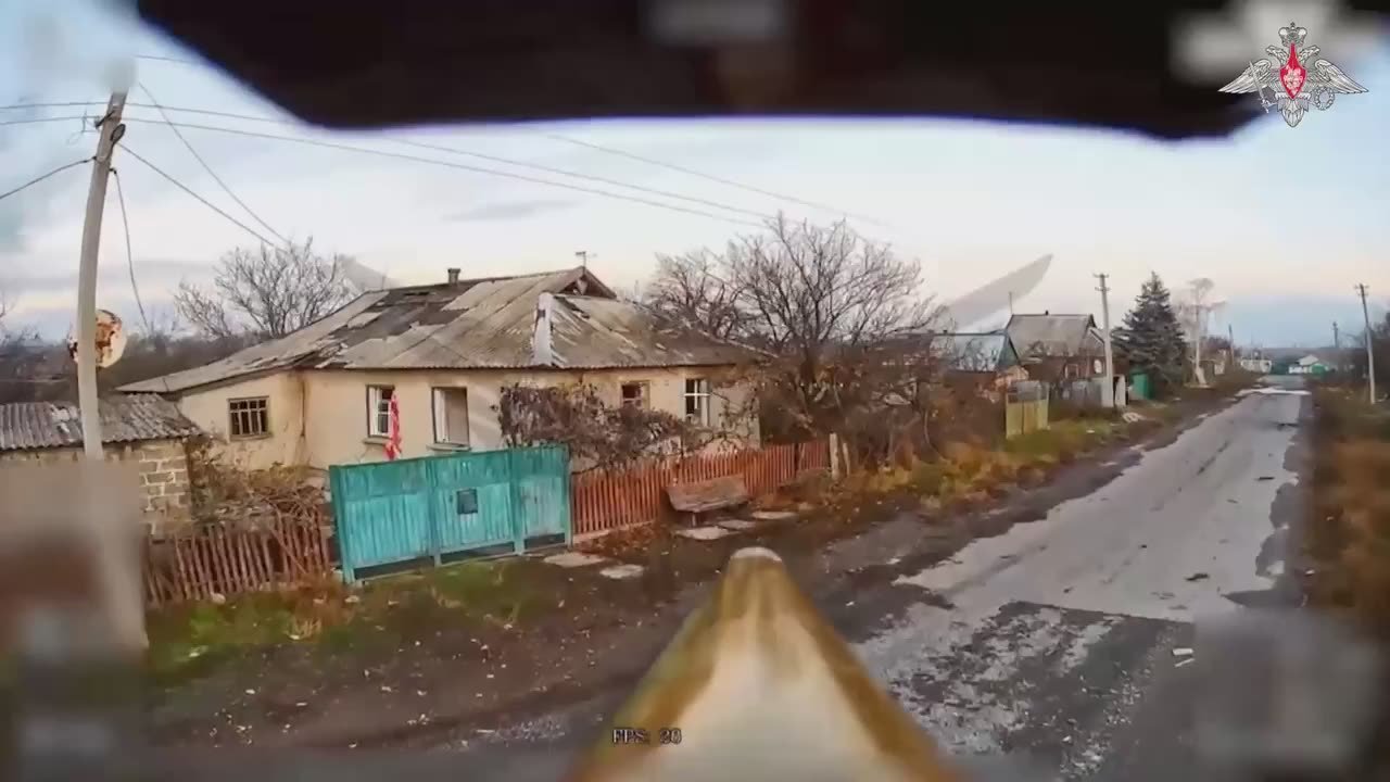 В населенном пункте Гришино в ДНР оператор FPV-дрона Центра «Рубикон», выполняя разведывательно-боевой полет в режиме «свободной охоты», обнаружил пешехода