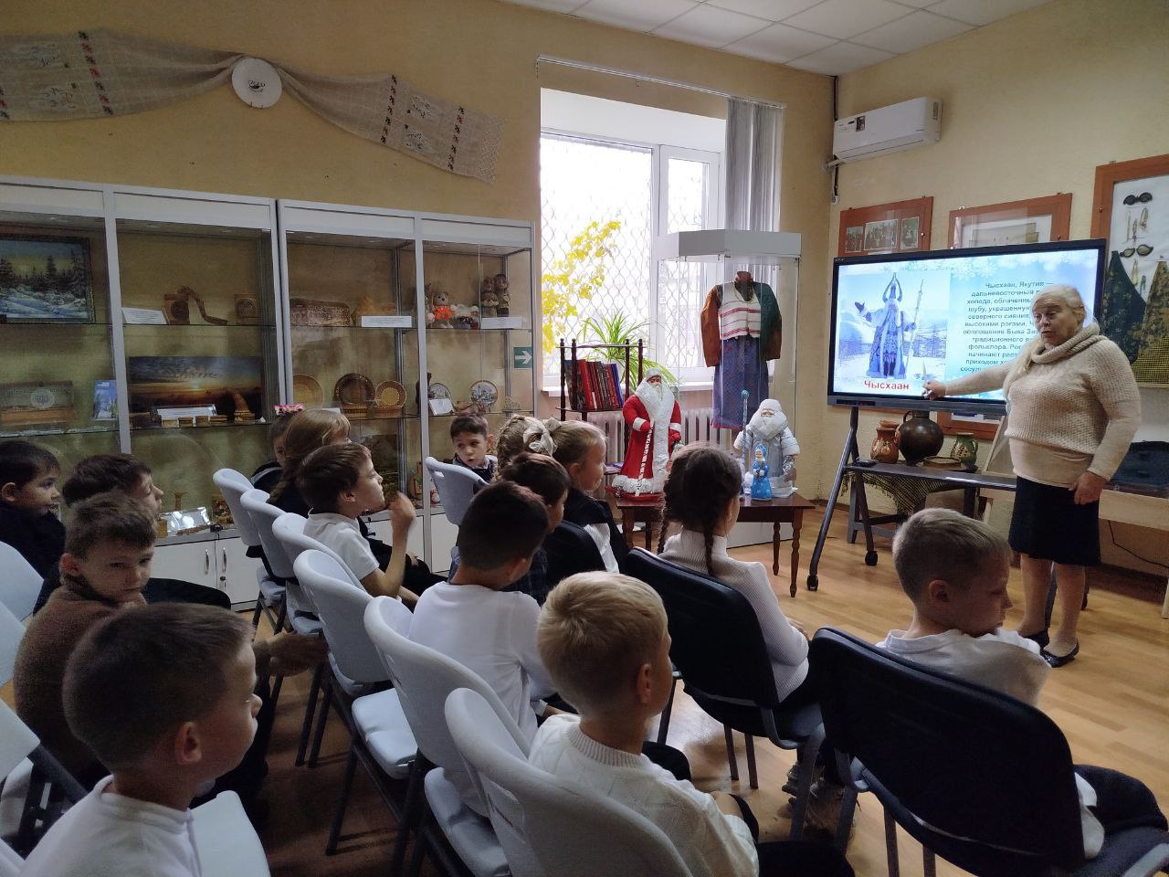 18 ноября ребята из Приазовской СШ №9 посетили познавательно-развлекательное мероприятие «В деревне Дедоморозовке», которое организовали для них сотрудники МБУ «Приазовский краеведческий музей» 18 ноября ребята из Приазовской СШ №9 посетили познавательно-развлекательное мероприятие «В деревне Дедоморозовке», которое организовали для них сотрудники МБУ «Приазовский краеведческий музей»