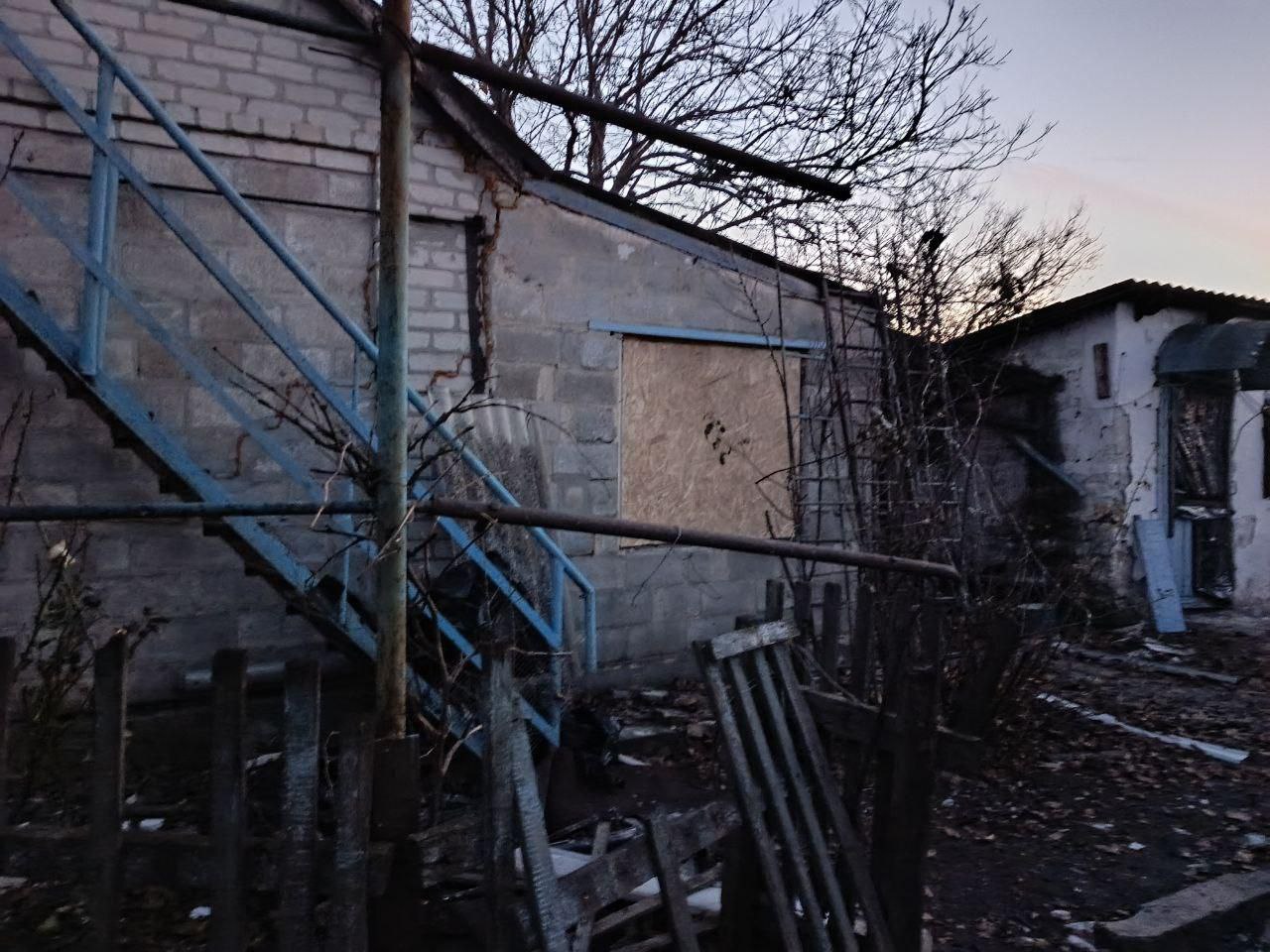 Мастера из Марий Эл осмотрели частный дом в Маринополе после «прилета» Мастера из Марий Эл осмотрели частный дом в Маринополе после «прилета»