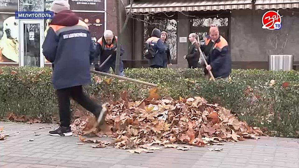 На проспекте 50-летия Победы сотрудники предприятия «Благоустройство» проводят сезонные работы