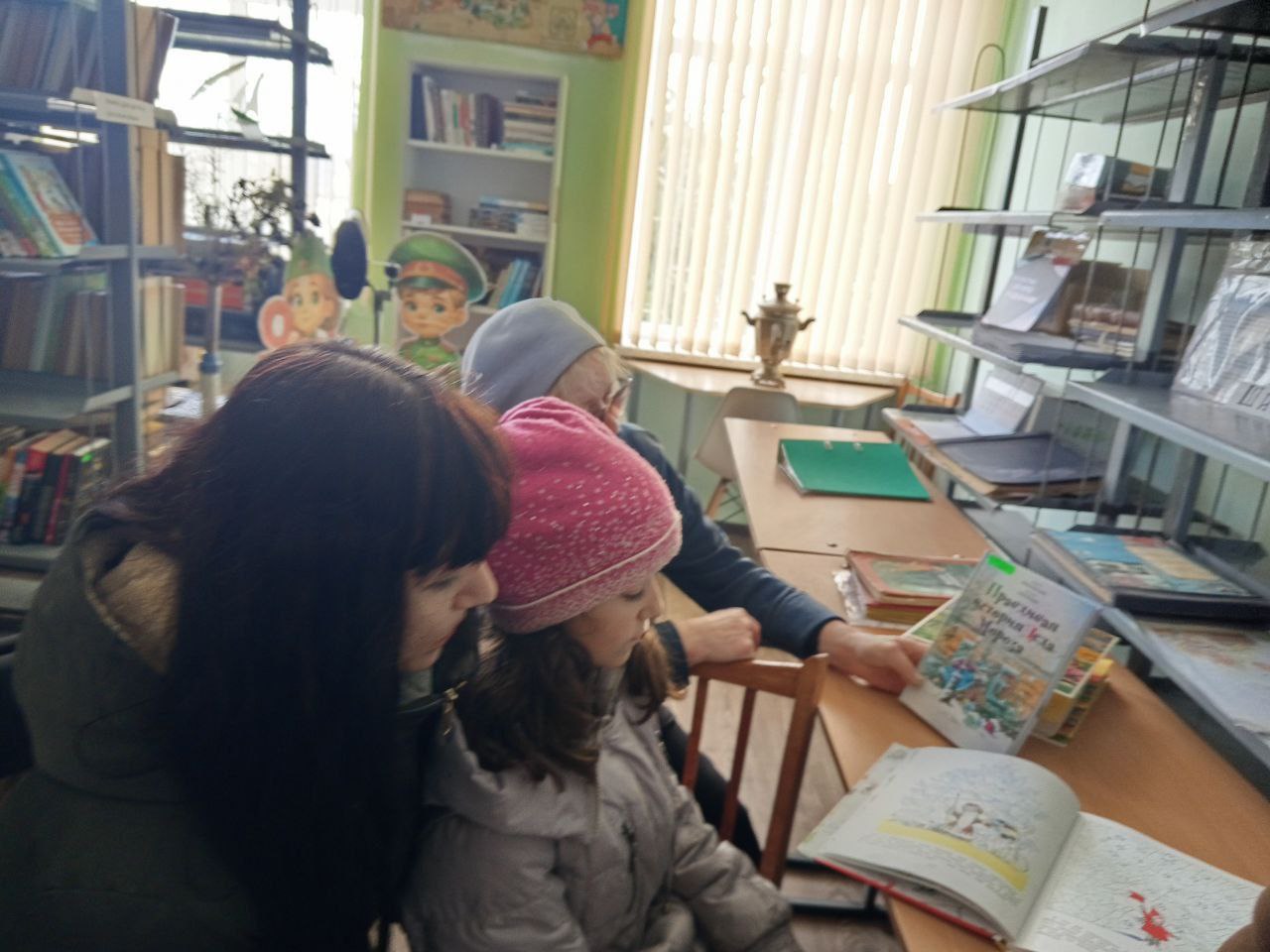 Сотрудники Зеленовских сельских клуба и библиотеки знакомили ребят и их родителей с Днем рождения деда Мороза, который приходится на 18 ноября