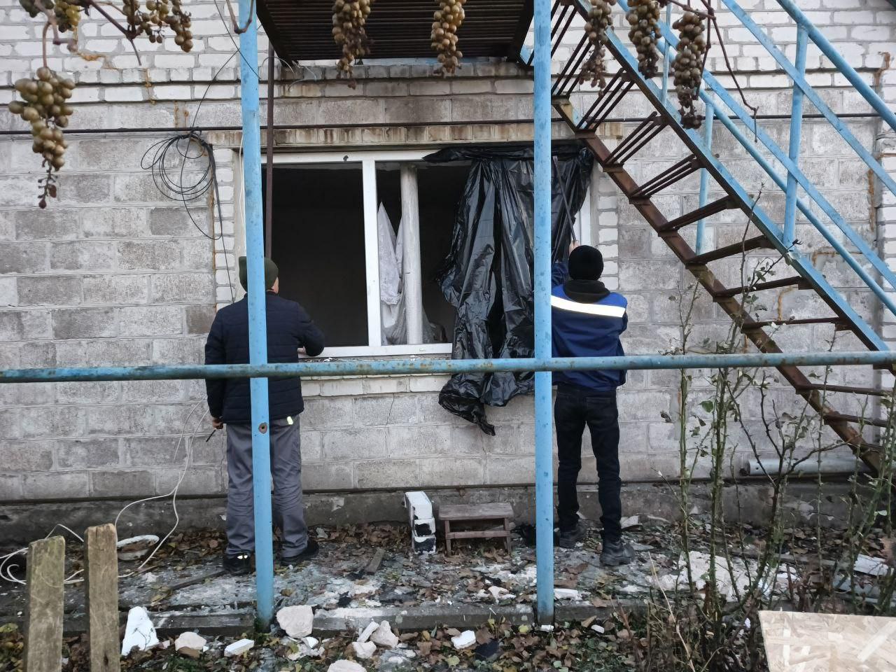 Мастера из Марий Эл осмотрели частный дом в Маринополе после «прилета» Мастера из Марий Эл осмотрели частный дом в Маринополе после «прилета»